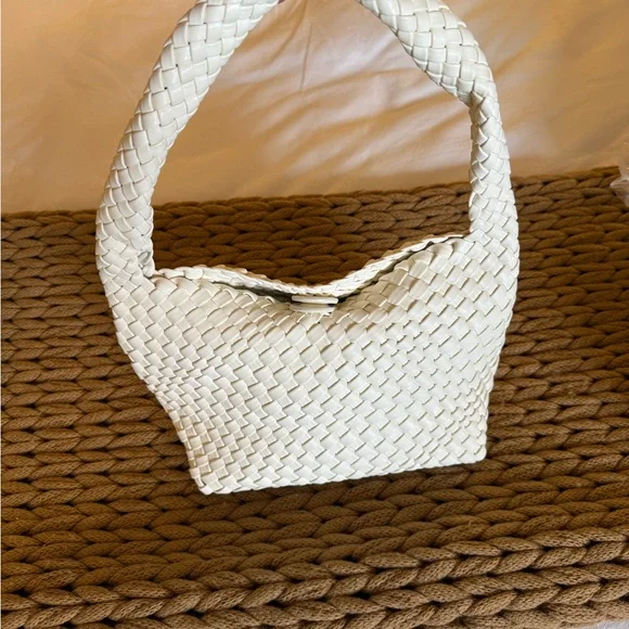 Elegant Cream Woven Women's Bag - Picture 2 of 14